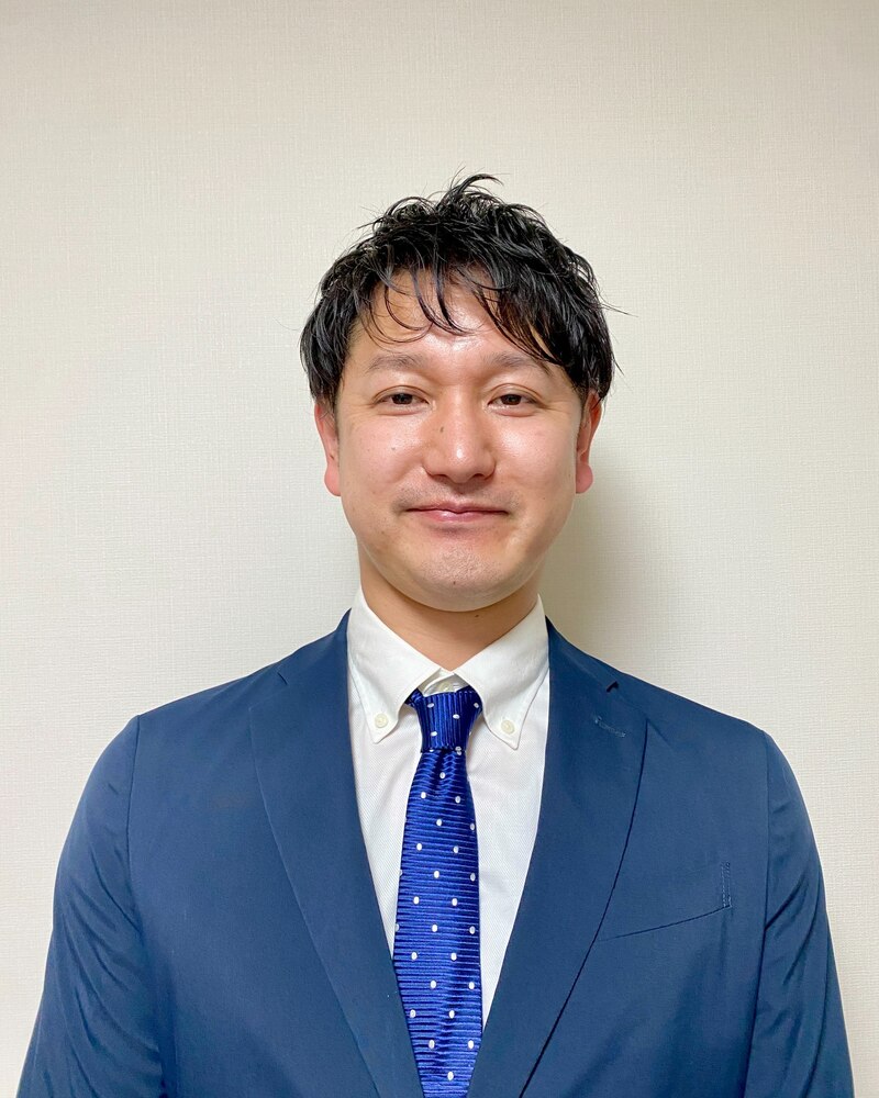 スーツ姿のソリューションサービス 猫の手 代表 山口直哉