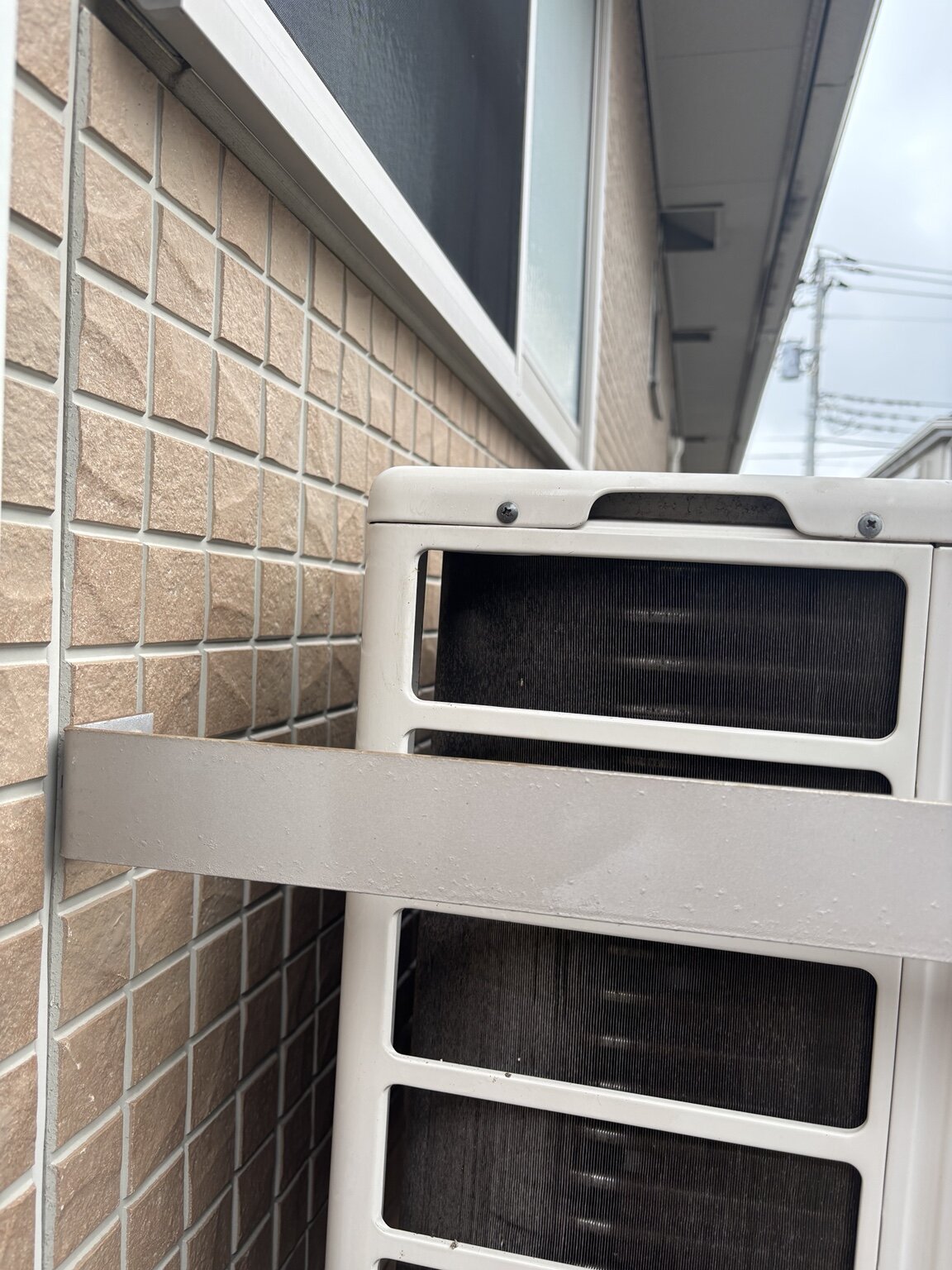 2階部分の室外機からアシナガバチの巣を撤去した後